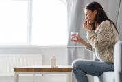 Eine Frau nimmt eine Vitaminpille zu sich. Eine Frau nimmt eine Vitaminpille zu sich.